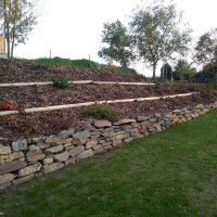 realizace zahrady- výstavba kamenných zídek